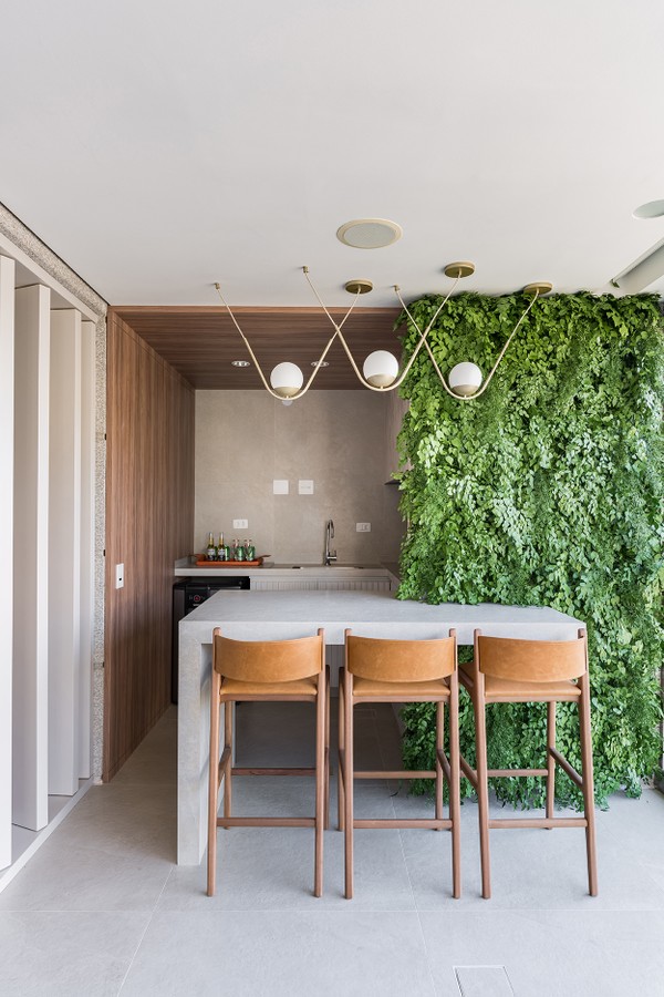 Apartamento de 250 m² exibe varanda e churrasqueira anexadas à sala de estar (Foto: Kadu Lopes )