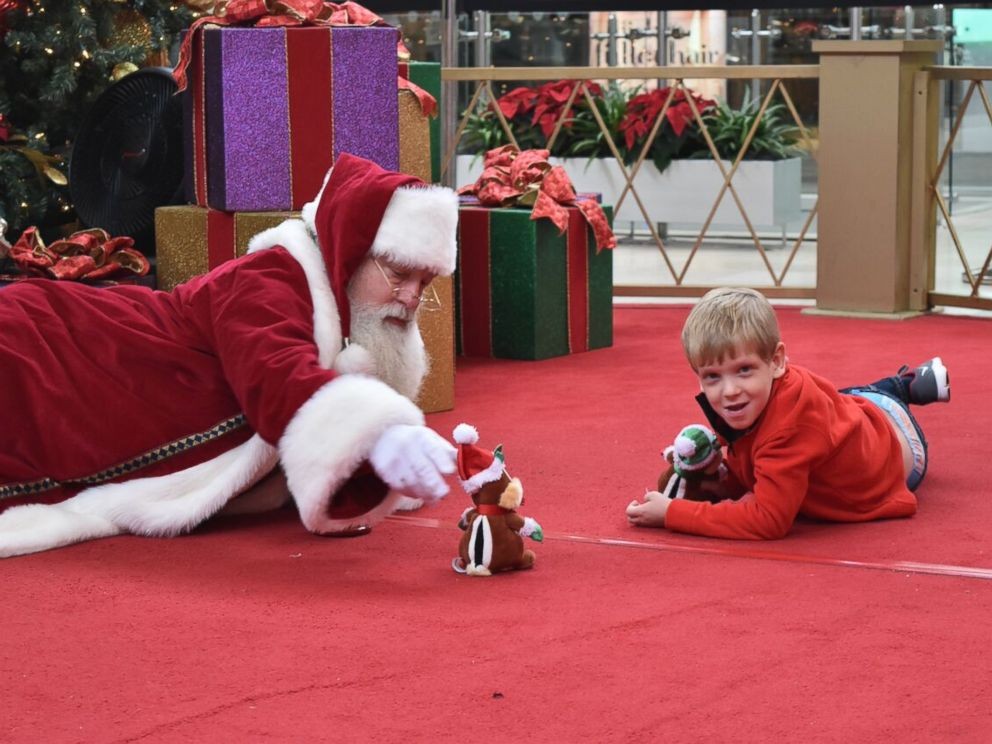 Papai Noel deitou no chão para criar um laço com o menino (Foto: Arquivo Pessoal)