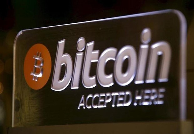Adesivo na entrada de loja na Austrália anuncia que o comércio aceita pagamento com bitcoins (Foto: David Gray/Reuters)