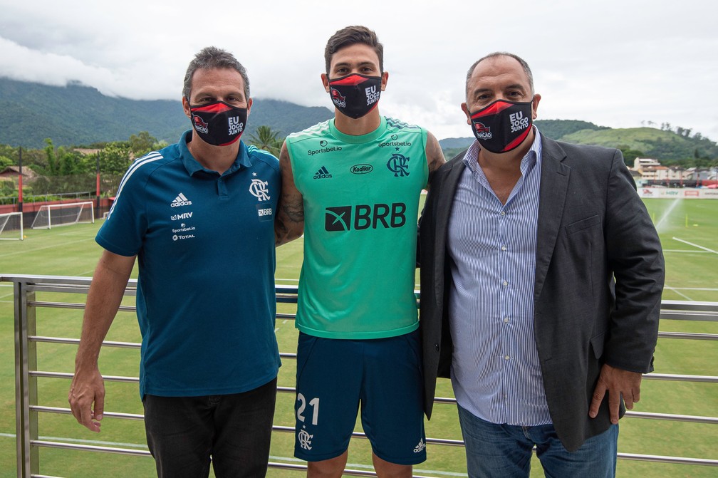 Pedro posa ao lado de Bruno Spindel (esquerda, diretor de futebol) e Marcos Braz (direita, VP de futebol) — Foto: Alexandre Vidal / Flamengo