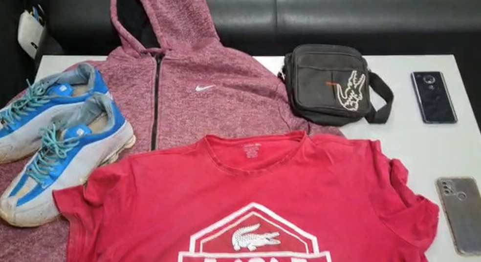 Polícia de Aguaí aprendeu roupas usadas pelo suspeito e dois celulares roubados — Foto: Polícia Civil/Divulgação