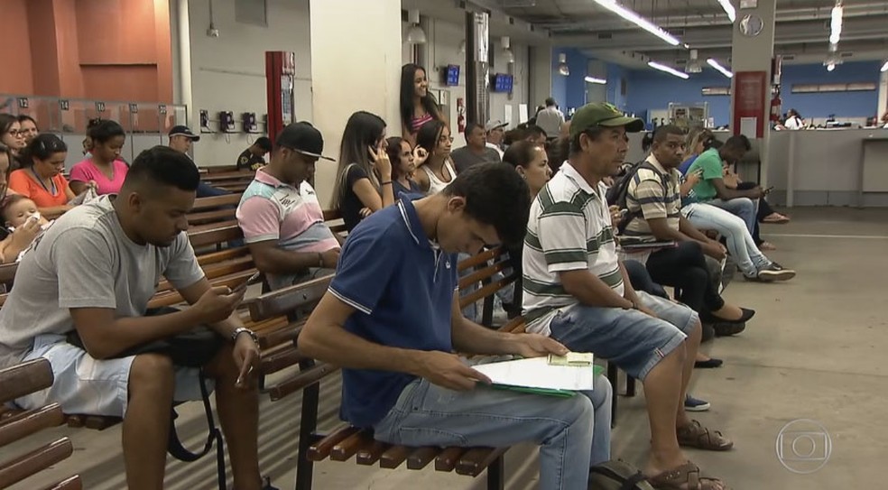Desempregados em centro de intermediação de mão de obra (Foto: Reprodução/TV Globo)
