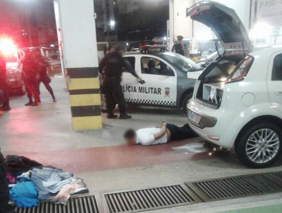 Suspeitos de assalto foram presos em um shoppinga da Zona Sul de Natal (Foto: PM/Divulgação)