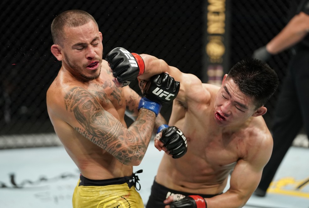 Song Yadong conecta um golpe em Marlon Vera no UFC: Overeem x Harris — Foto: Getty Images