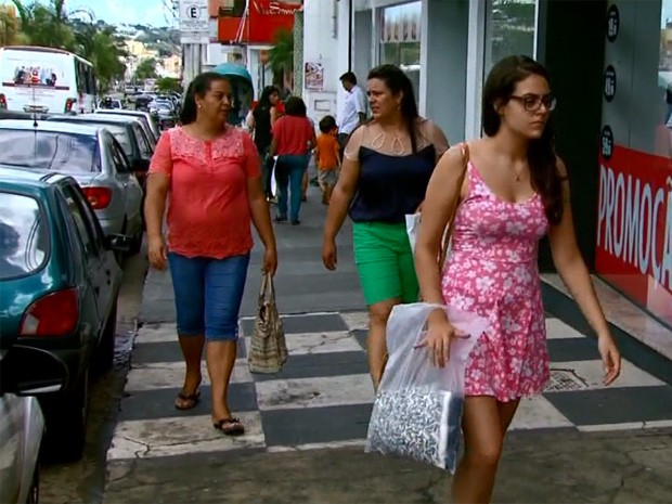 Consumidores aproveitam descontos em feira de moda em Passos (Foto: Reprodução EPTV)