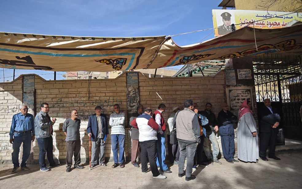 Eleitores egípcios fazem fila no distrito de Giza, no Cairo (Foto: Mohamed El-Shahed / AFP Photo)