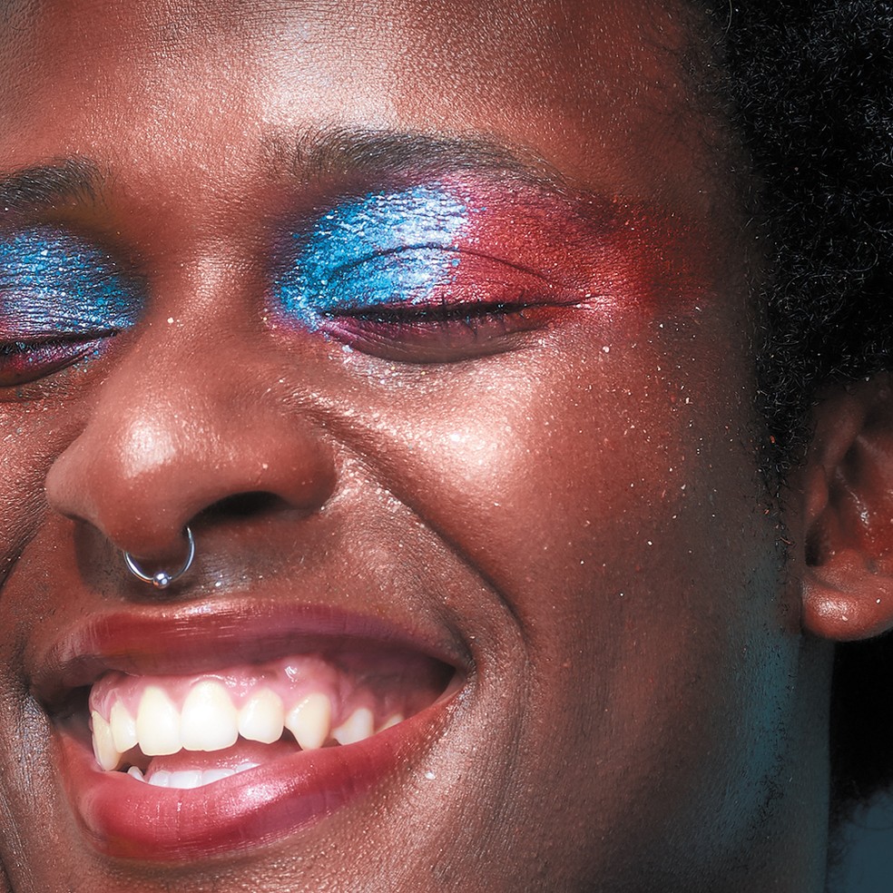 Marcas eco-friendly brasileiras optaram por produzir e vender glitter biodegradável, que custam entre R$ 4 e R$ 55 — Foto: Reprodução/GlitterGlitter