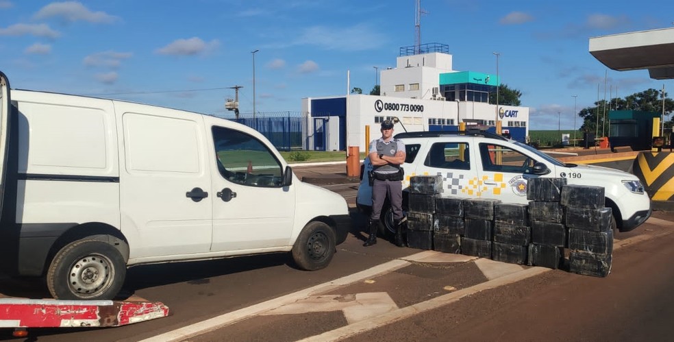 Dupla é presa com carga de maconha dentro de veículo guinchado em rodovia de Palmital — Foto: Polícia Rodoviária/Divulgação