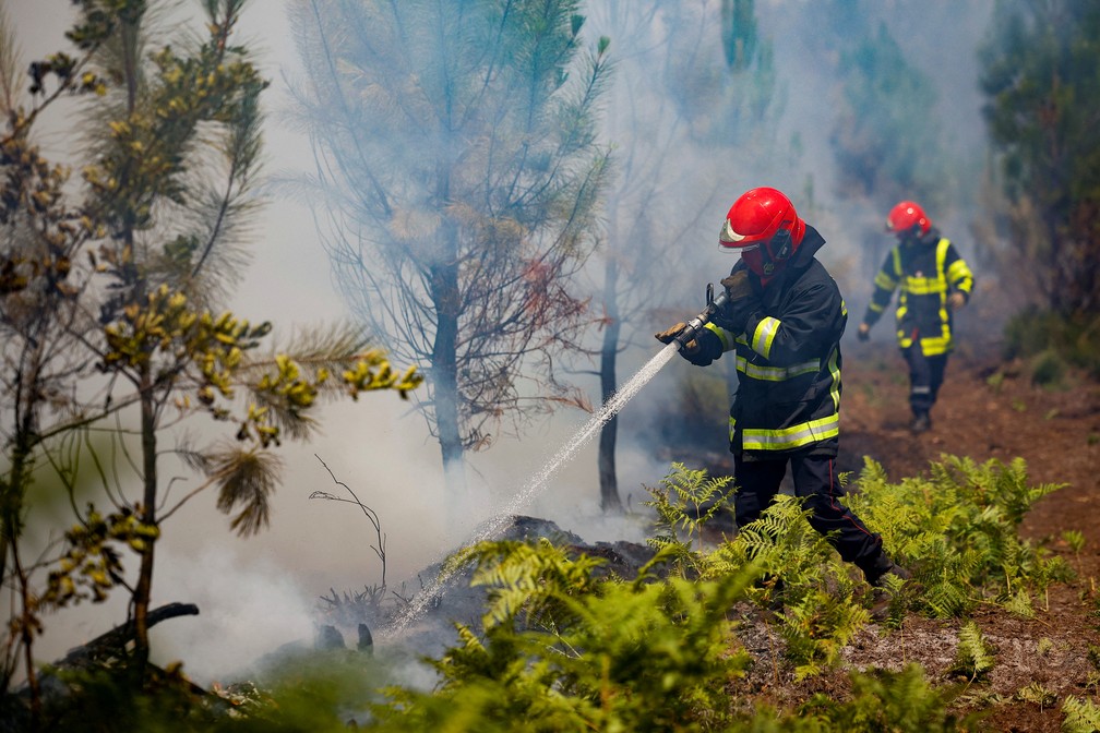 Bombeiros trabalham para conter fogo em Louchats, enquanto incêndios continuam a se espalhar na região de Gironda, na França. — Foto: Sarah Meyssonnier/Reuters