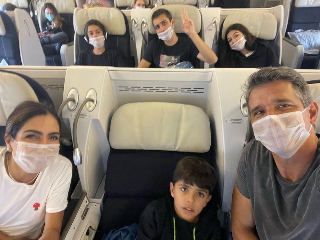 Márcio Garcia posa com família em avião (Foto: Reprodução/ Instagram)