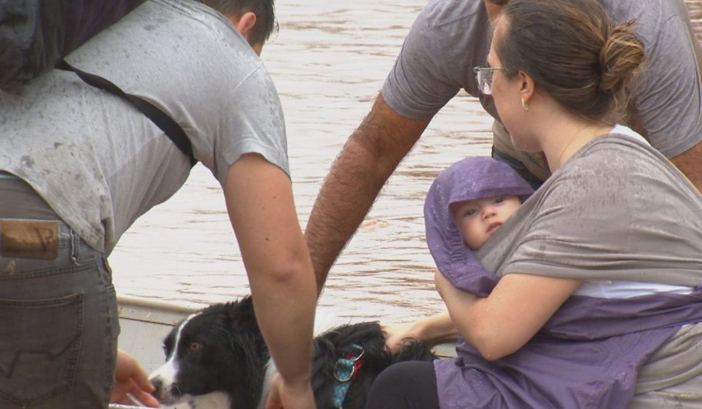Jovem, bebê e um cachorro foram salvas de barco após a tempestade em Jaú  — Foto: Marcelo Risso/ TV TEM 