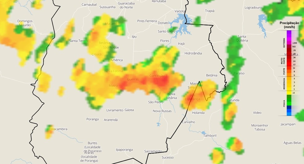 Radar da Funceme indicava chuvas com intensidade variando de fraca a moderada sobre a cidade de Ipueiras na noite desta segunda-feira (4) — Foto: Funceme