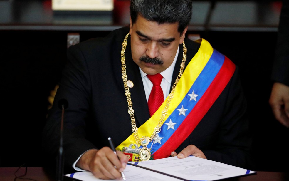 O presidente da Venezuela, NicolÃ¡s Maduro, ao assinar um documento durante a posse nesta quinta (10) â Foto: Reuters/Carlos Garcia Rawlins