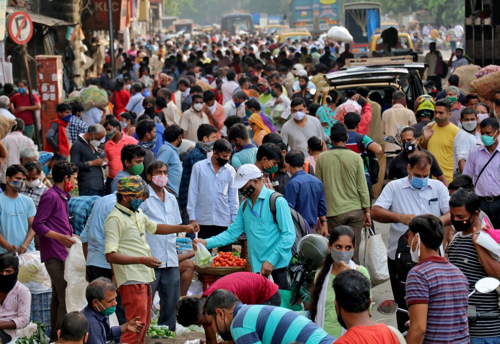 Pessoas fazem compras em um mercado lotado em Mumbai, na Índia, em meio à pandemia do novo coronavírus, nesta quarta (21) — Foto: Niharika Kulkarni/Reuters