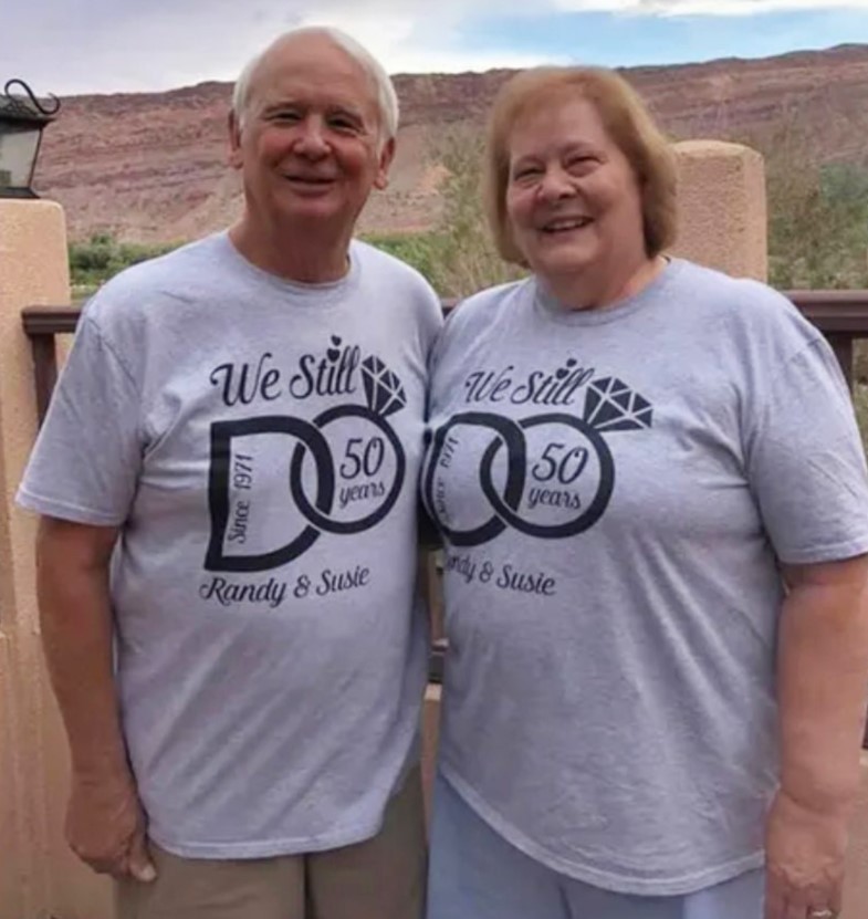 Após celebrar 50 anos juntos, casal morre em acidente de avião construído por marido (Foto: Reprodução / People / WAUKESHA ALERTS)