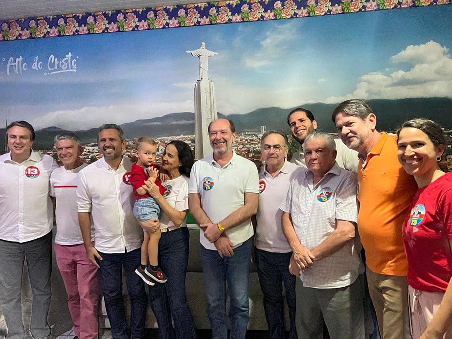 Cid e Ivo Gomes posam ao lado de Izolda Cela, Camilo Santana e Elmano Freitas antes de passeata pró-Lula em Sobral