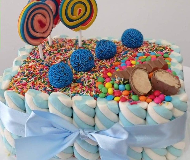 Adriana usa o conceito da tábua de doces para decorar bolos (Foto: Divulgação/Chocolate É Alegria)