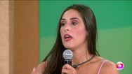 Tadeu Schmidt recebe no palco Deniziane, a 9 eliminada do BBB 24