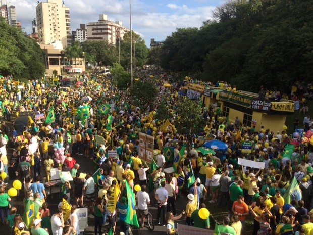Tarde de domingo (12) é marcada por protestos em Porto Alegre (Foto: Fabio Almeida/RBS TV)