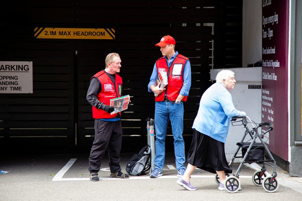 Príncipe William vende exemplares do jornal "The Big Issue", publicação de um grupo sem-teto em Londres, em 20 de junho de 2022. — Foto: via Reuters