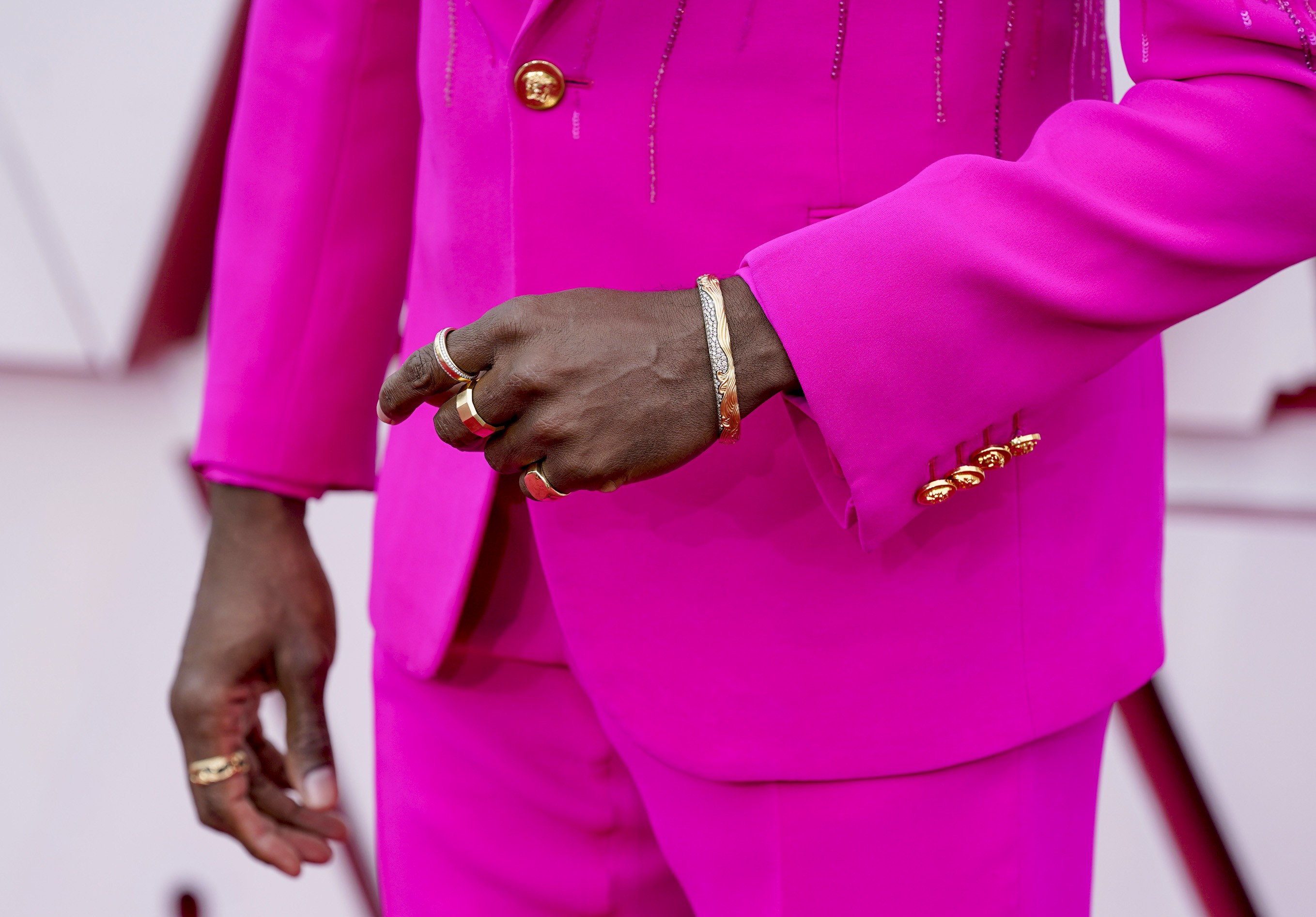 Oscar 2021: Colman Domingo, de A Voz Suprema do Blues, com look rosa Versace no tapete vermelho (Foto: Chris Pizzelo-Pool/Getty Images)