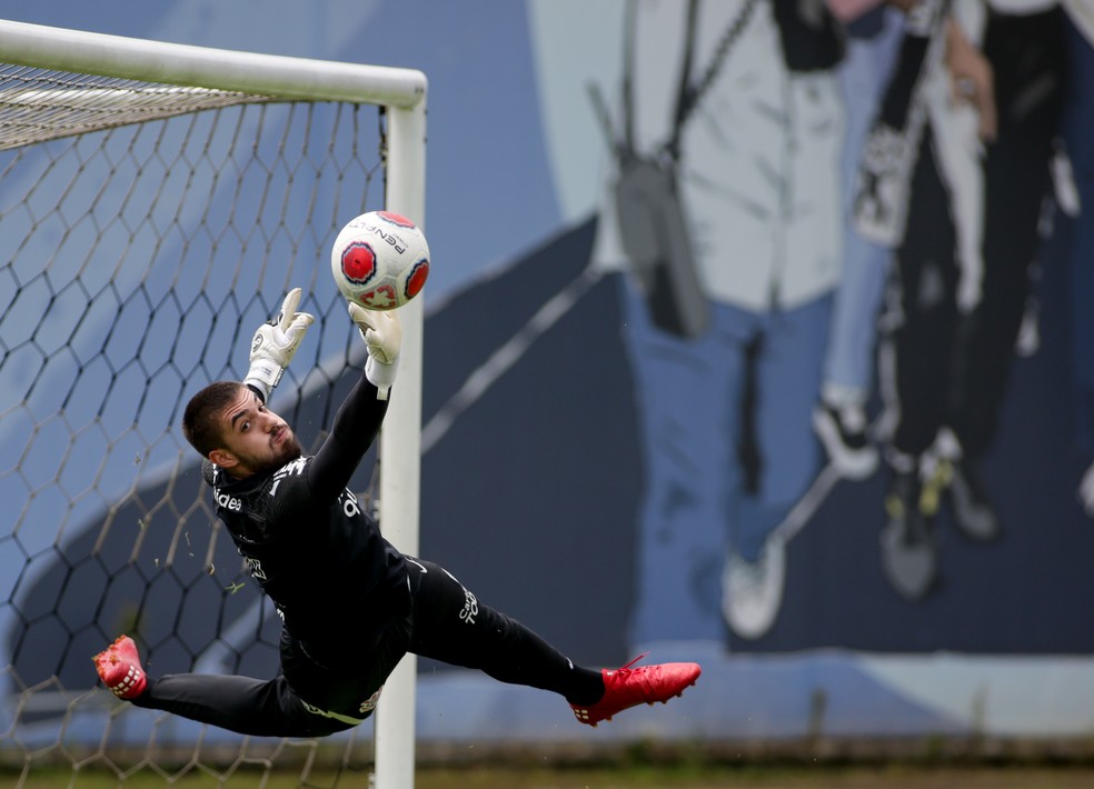 Sem espaço no Corinthians, goleiro é procurado por clube do interior e pode ser emprestado