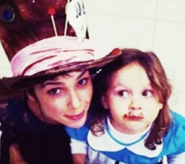 Débora Falabella e a filha, Nina (Foto: Reprodução/Instagram)