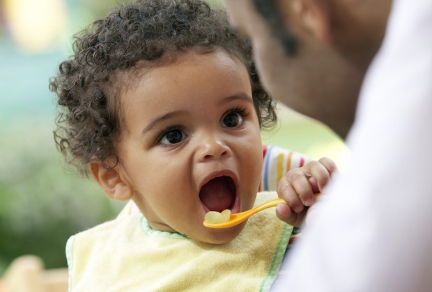 papinha; bebe; comida; pai (Foto: Thinkstock)
