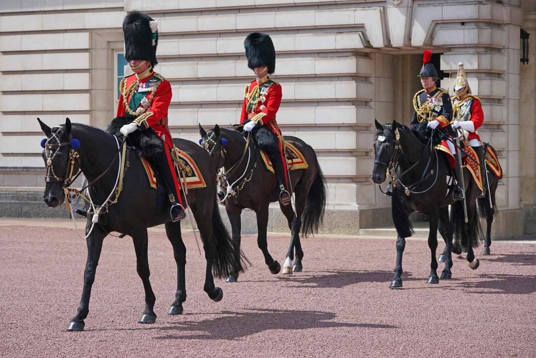 Príncipes Charles e William, ao lado de princesa Anne, participam de parada militar no Jubileu de Platina