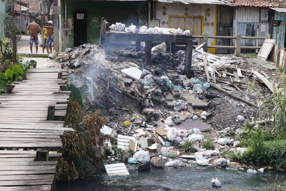Urbanização caótica: lixo e entulho despejados no canal Água Cristal, no bairro da Marambaia — Foto: Tarso Sarraf/O Liberal