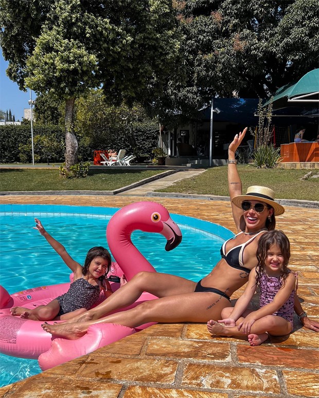 Bella Falconi e as filhas, Stella e Vicky, curtiram fim de semana na piscina (Foto: Reprodução / Instagram)