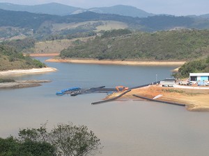Sistema de captação do volume morto da Represa Atibainha, em Nazaré Paulista, em 29 de agosto de 2014 (Foto: Isabela Leite/G1)