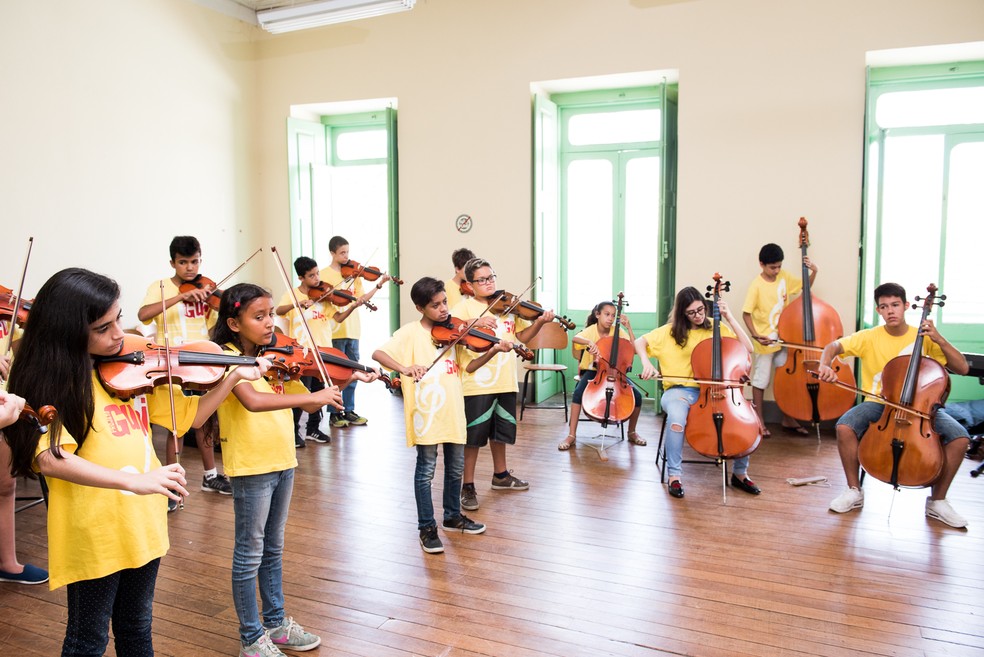 Alunos de violino e violoncelo do Projeto Guri — Foto: Gustavo Morita 