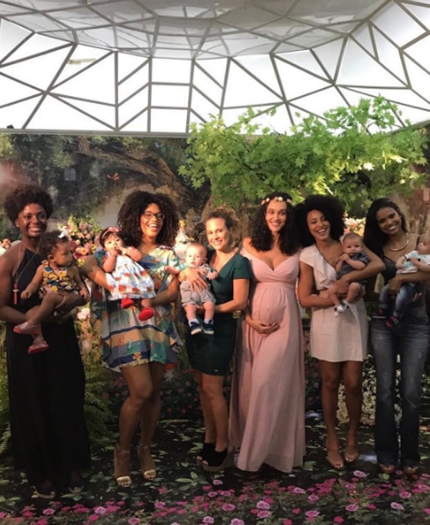 Adriana Alves, Juliana Alves, Maíra Charken, Sheron Menezzes e Aline Dias com Débora Nascimento (Foto: Reprodução/Instagram)
