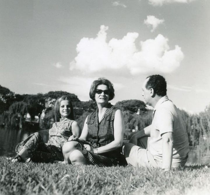 Bruna Lombardi ao lado dos pais (Foto: Reprodução/Instagram)