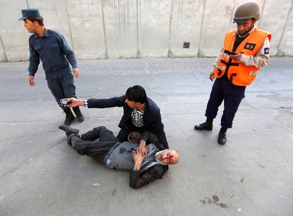 Homem fica ferido em explosão em Cabul, no Afeganistão, nesta terça-feira (31)  (Foto: Mohammad Ismail/ Reuters)