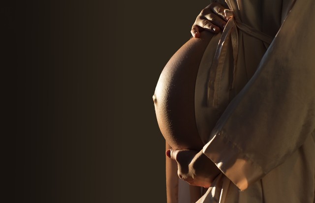 Beautifil Silhouette of a pregnant woman with highlight on belly copy space (Foto: Getty Images/iStockphoto)