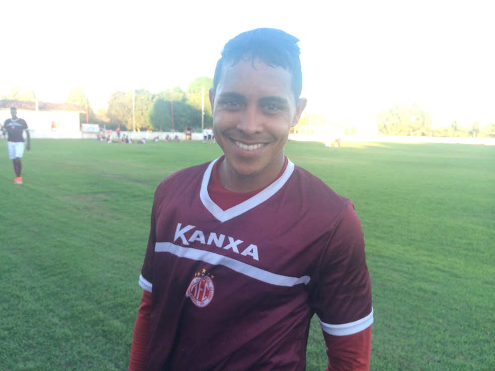 Após retornar de empréstimo, volante Jonathas se reapresentou ao América-RN nesta segunda-feira (Foto: Hugo Monte/GloboEsporte.com)