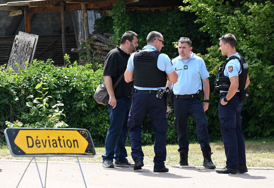 Gendarmes franceses perto de casa onde suspeito atirou em cinco pessoas