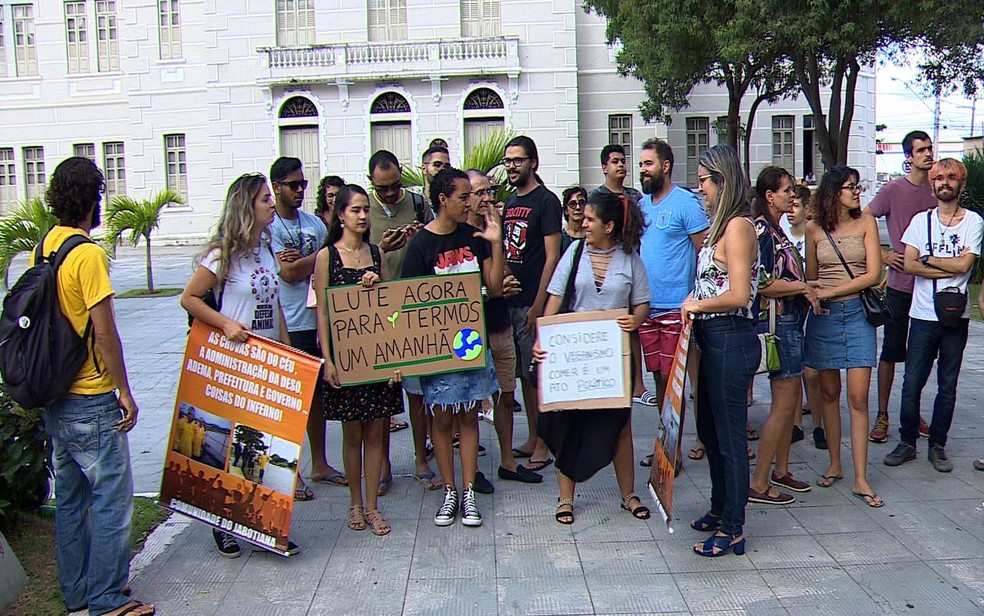 Manifestantes protestam em Aracaju em defesa da Amazônia — Foto: Reprodução/TV Sergipe