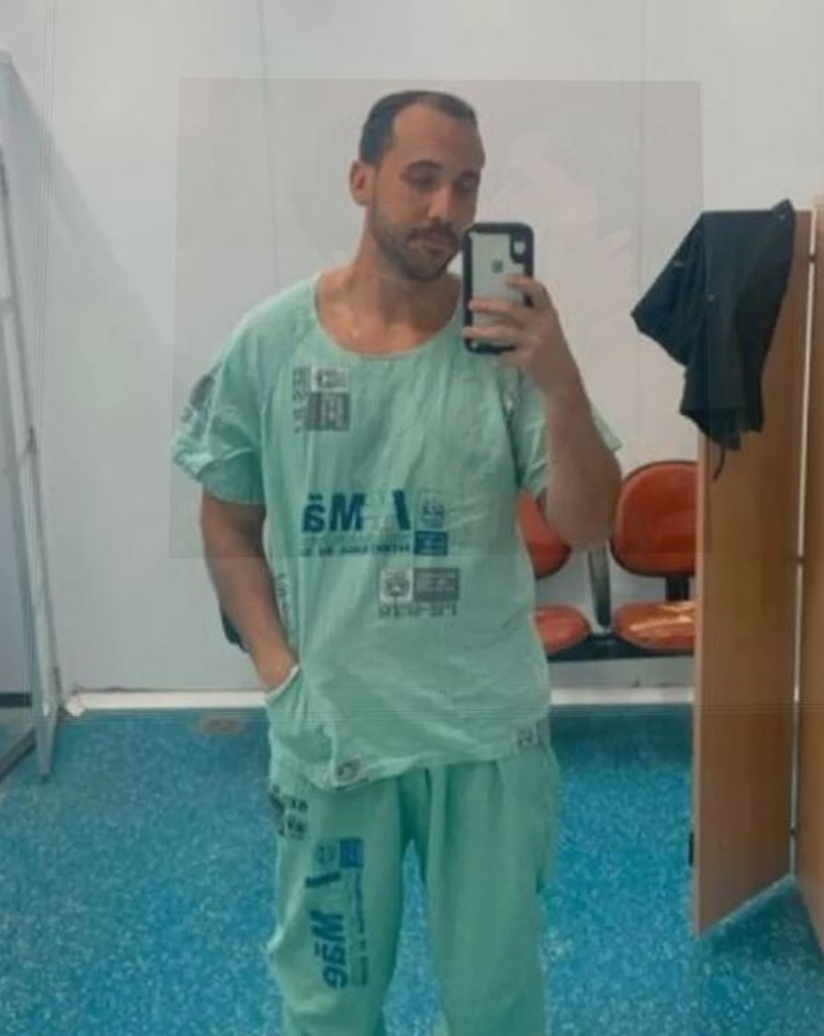Giovanni com a roupa do Hospital da Mulher