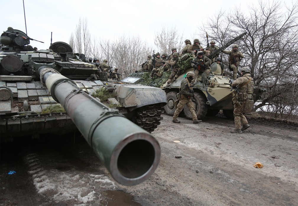 Militares ucranianos se preparam para repelir um ataque na região de Lugansk, na Ucrânia, em 24 de fevereiro de 2022 — Foto: Anatolii Stepanov/AFP