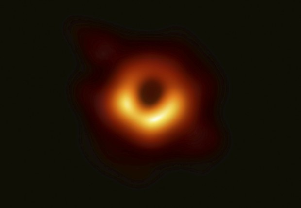 Em 10 de abril deste ano, oito instalações de radiotelescópios ao redor do mundo foram ligados para produzir a imagem do buraco negro (Foto: EHT)