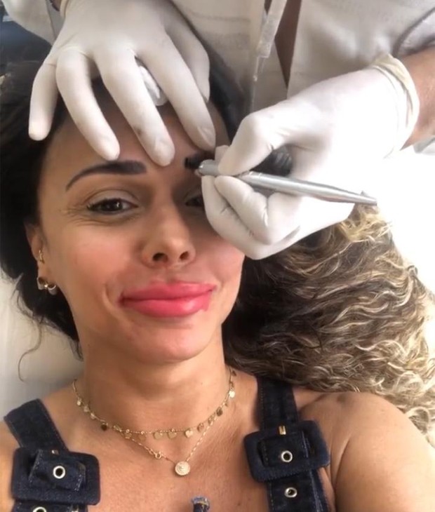 Viviane Araújo durante processo de micropigmentação (Foto: Reprodução/Instagram)