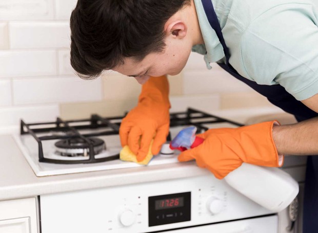 Seja qual for o material do fogão, fazer a limpeza do jeito certo ajuda a deixar mais prática a sua manutenção (Foto: Freepik/CreativeCommons)
