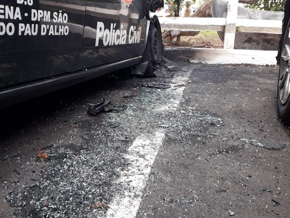Viaturas da Polícia Civil são danificadas por incêndio em Dracena — Foto: Mariane Santos/TV Fronteira