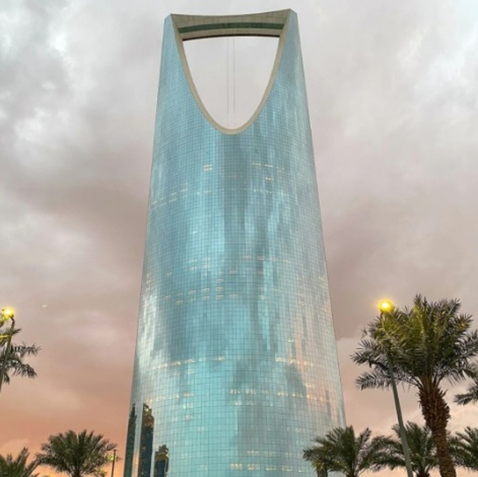 A imponente torre de 300 metros do hotel — Foto: Reprodução redes sociais / @farooq_photography_