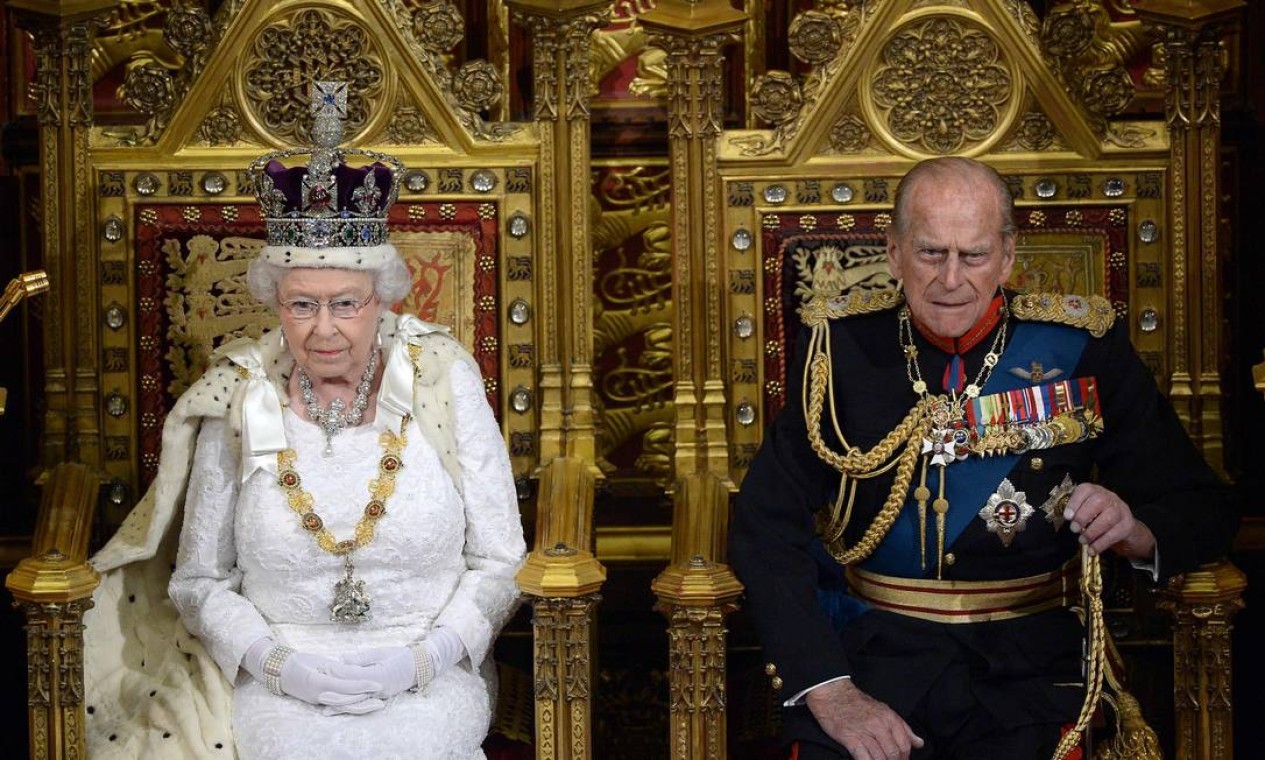 Rainha Elizabeth II e o príncipe Philip sentados no trono na Câmara dos Lordes em 4 de junho de 2014 — Foto: CARL COURT / AFP