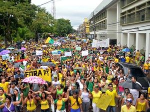 Milhares de acreanos protestaram neste domingo (15) contra o governdo de Dilma Rousseff. Foto mostra manifestantes em frente da prefeitura de Rio Branco (Ac) (Foto: Veriana Ribeiro/G1)