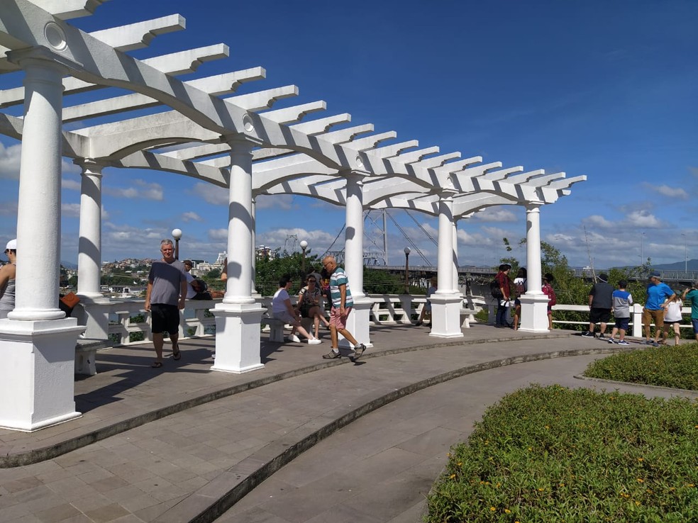 Por volta das 9h, moradores começaram a garantir lugar e sombra no mirante do Parque da Luz, em Florianópolis  — Foto: Valéria Martins/G1 SC